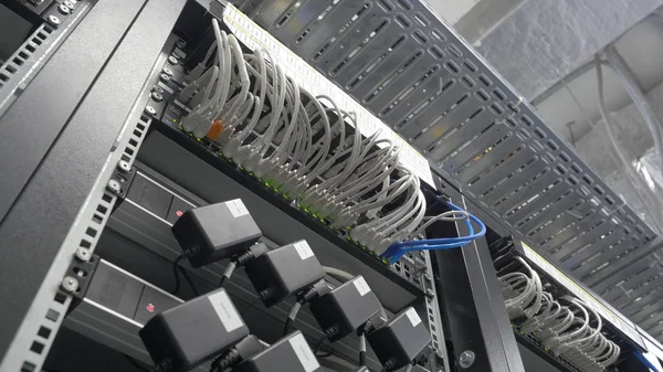 Opslagservers bevinden zich in de serverkamer van het datacenter. Achterkant van de server is geïnstalleerd in de serverkamer. Veel kabels zijn aangesloten op een krachtige computers — Stockfoto