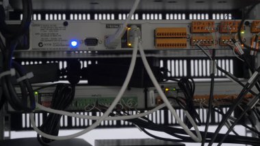 sunucu odasına yüklü sunucunun arkasında. Pek çok kablo bir güçlü bilgisayarlara bağlı olan. Ön panel merkezi yönlendiricisinin. Güçlü bir Internet sunucusunun optik bağlantılar. Bağlantı