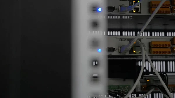 Back do servidor instalado na sala do servidor. Muitos cabos estão conectados a um computador poderoso. Painel frontal do roteador central. Links ópticos de um poderoso servidor de Internet. Conexão de — Fotografia de Stock