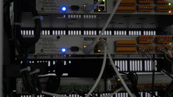 Belakang server terpasang di ruang server. Banyak kabel yang terhubung ke komputer yang kuat. Panel depan router pusat. Tautan optik dari server Internet yang kuat. Koneksi — Stok Foto