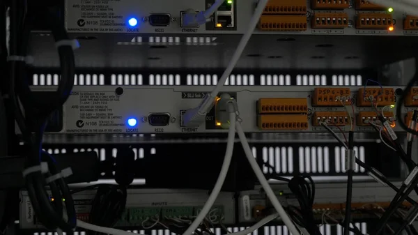 Baksidan av servern installerad i serverrummet. Många kablar är anslutna till en kraftfulla datorer. Framsidan av den central-routern. Optiska länkar av en kraftfull Internetserver. Anslutning av — Stockfoto