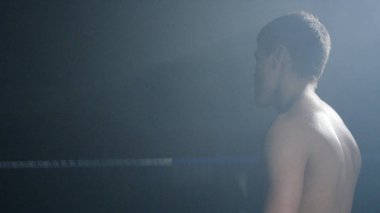 Bir boksör mücadele karanlık bir arka plan üzerinde hazırlama askıları koyarak kapatın. Boksör bandaj boks kırmızı portre erkek el. Fighter fight veya eğitim spor salonunda önce yumruk.