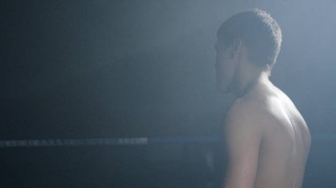 Bir boksör mücadele karanlık bir arka plan üzerinde hazırlama askıları koyarak kapatın. Boksör bandaj boks kırmızı portre erkek el. Fighter fight veya eğitim spor salonunda önce yumruk.