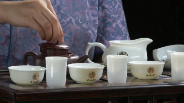 Yakın çekim tabloda çay töreni mutfak eşyaları ve bambu. Çin çay töreni. Japon çay töreni