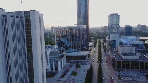 Oiseaux vue sur la ville, bâtiments modernes, rivière de la ville. Belle vue aérienne de la ville — Photo