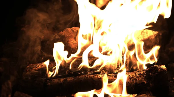 Yangında yanan odun. Gece kamp ateşi. Alevler ateş. Orman yangını yakın çekim — Stok fotoğraf