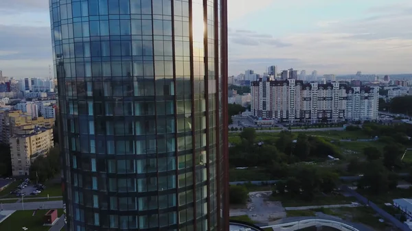 Vogels van het oog uitzicht op de stad, moderne gebouwen, de rivier van de stad. Luchtfoto van de mooie stad — Stockfoto