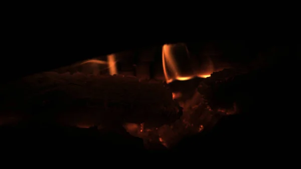 Brinnande trä pyrande trä pyrande logg. Brinnande loggar bränns i elden närbild. Pyrande förbränning loggar i brand med aska och kol — Stockfoto