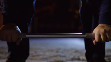 Kaslı adam, zemin - spor fitness, sağlıklı yaşam konsepti deadlift egzersiz yaparak closeup. CrossFit. Elleri powerlifter. Deadlift halter Yarışması