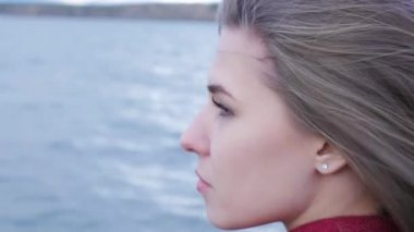 Genç kadın rahatlatıcı Gölü yakınındaki bir yakın çekim. Onun zaman ve barışçı doğa zevk romantik güzel kadın. Sakin ve rahat bir akşam