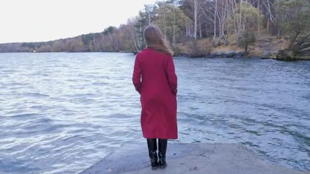 Mujer joven Relajándose cerca del lago. Mujer hermosa romántica disfrutando de su tiempo y naturaleza pacífica. Calma y noche acogedora — Vídeos de Stock