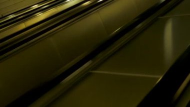 Bakış açısı ile modern yürüyen merdiven yukarı Yükseliyor metro istasyonunda. Metroda yürüyen merdiven yükselir