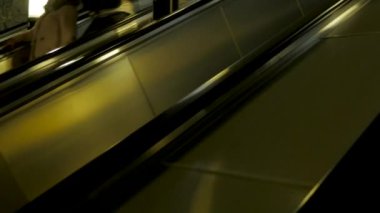 Bakış açısı ile modern yürüyen merdiven yukarı Yükseliyor metro istasyonunda. Metroda yürüyen merdiven yükselir