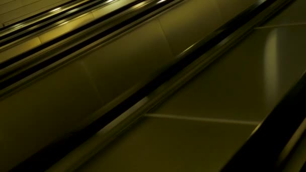 Punto de vista de escaleras mecánicas modernas subiendo en la estación de metro. Escalera se eleva en metro — Vídeo de stock