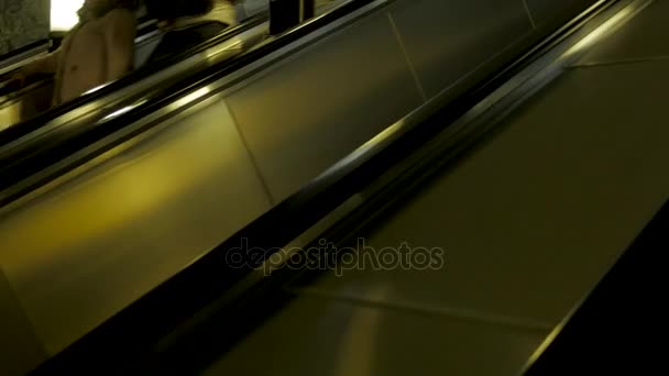 Punto de vista de escaleras mecánicas modernas subiendo en la estación de metro. Escalera se eleva en metro — Vídeo de stock