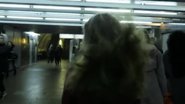 MOSCOU, RUSSIE - 15 OCT 2017 : Une jeune femme marche dans le métro où une foule de gens — Video