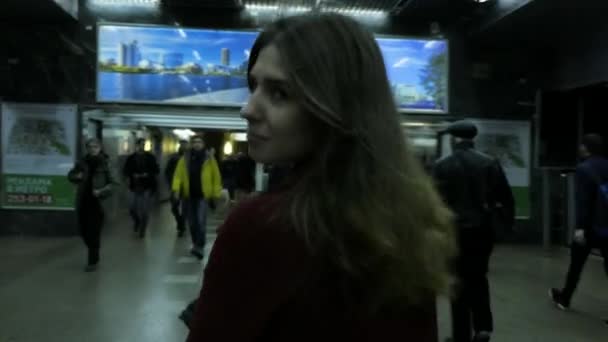 МОСКВА, РОССИЯ - 15 октября 2017 года: Молодая женщина, идущая в метро, где толпа людей — стоковое видео