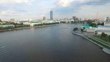 Büyük modern şehir merkezi yukarıdan izlendi. Yekaterinburg havadan görünümü City nehir, Rusya ile güzel