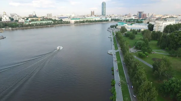 Grande centro città moderno visto dall'alto. Bella di Ekaterinburg città vista aerea con fiume, Russia — Foto Stock