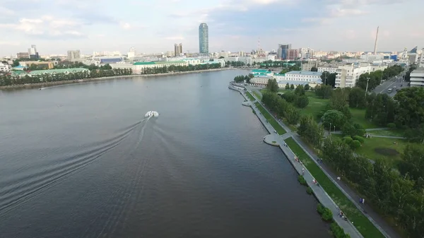Grand centre-ville moderne vu d'en haut. Belle ville de Ekaterinbourg vue aérienne avec rivière, Russie — Photo