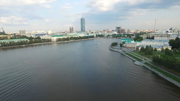 Nagy modern városközpont nézett-ból fenti. Gyönyörű, Jekatyerinburg légifelvételek város folyó, Oroszország — Stock Fotó