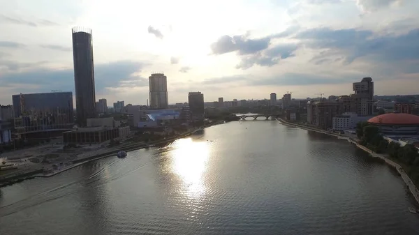 Grote moderne centrum van boven gezien. Mooie van Jekaterinenburg luchtfoto stad met rivier, Rusland — Stockfoto