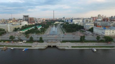 Büyük modern şehir merkezi yukarıdan izlendi. Yekaterinburg havadan görünümü City nehir, Rusya ile güzel