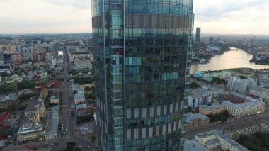 Büyük modern şehir merkezi yukarıdan izlendi. Yekaterinburg havadan görünümü City nehir, Rusya ile güzel