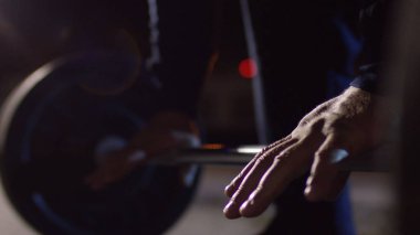 Kaslı adam, zemin - spor fitness, sağlıklı yaşam konsepti deadlift egzersiz yaparak closeup. CrossFit. Elleri powerlifter. Deadlift halter Yarışması