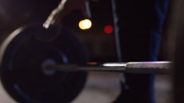 Kaslı adam, zemin - spor fitness, sağlıklı yaşam konsepti deadlift egzersiz yaparak closeup. CrossFit. Elleri powerlifter. Deadlift halter Yarışması