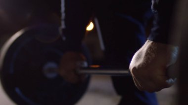 Kaslı adam, zemin - spor fitness, sağlıklı yaşam konsepti deadlift egzersiz yaparak closeup. CrossFit. Elleri powerlifter. Deadlift halter Yarışması