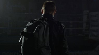 Adam bir ceket ve Spor çantada. Çanta ile eğitimden sonra giden adam. Spor salonuna giden adam