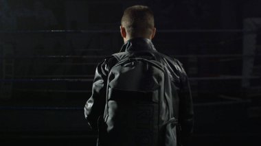 Adam bir ceket ve Spor çantada. Çanta ile eğitimden sonra giden adam. Spor salonuna giden adam