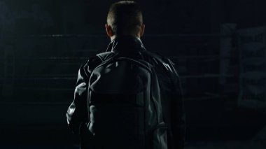 Adam bir ceket ve Spor çantada. Çanta ile eğitimden sonra giden adam. Spor salonuna giden adam