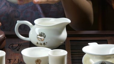 Yakın çekim tabloda çay töreni mutfak eşyaları ve bambu. Çin çay töreni. Japon çay töreni