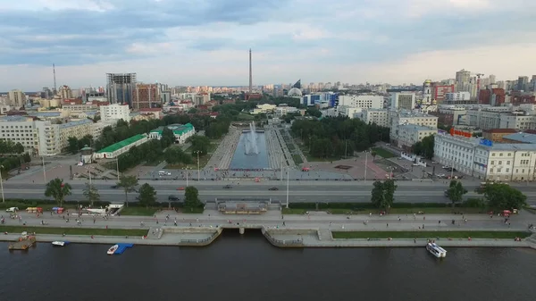 Großes modernes Stadtzentrum von oben gesehen. schön yekaterinburg luftbild stadt mit fluss, russland — Stockfoto