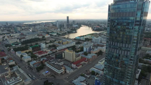 Duże, nowoczesne centrum widziane z góry. Pięknego miasta Jekaterynburg ptaka z rzeki, Rosja — Zdjęcie stockowe