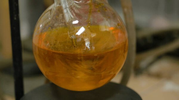 Ученый смешивает жидкости в колбах в исследовательской лаборатории. Специальное оборудование для смешивания жидкостей в лаборатории. Интерн смешивает реагенты во фляжке
.