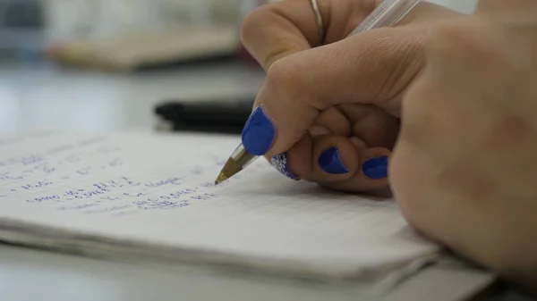 Chica considera cheques en la calculadora. Manos mujer calculadora de dinero. Las trabajadoras de oficina están organizando documentos de archivo de documentos inacabados que analizan el mercado — Foto de Stock