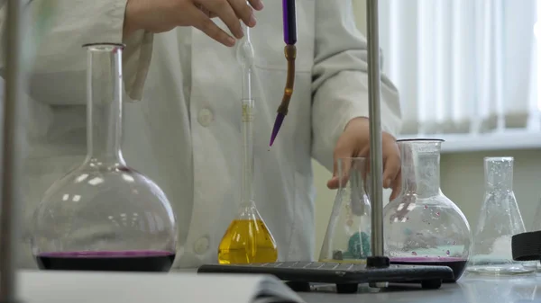 Técnico de laboratório a fazer experiências no laboratório. Pesquisador de laboratório médico ou científico masculino realiza testes com líquido azul. Cientista que trabalha com frascos em laboratório — Fotografia de Stock