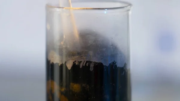 Mezcla negra del matraz. frascos de vidrio sobre fondo negro — Foto de Stock