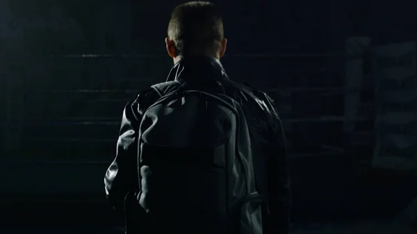 Hombre con chaqueta y bolsa en el gimnasio. El hombre va con la bolsa después del entrenamiento. Hombre yendo al gimnasio — Foto de Stock