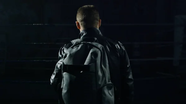 Hombre con chaqueta y bolsa en el gimnasio. El hombre va con la bolsa después del entrenamiento. Hombre yendo al gimnasio — Foto de Stock