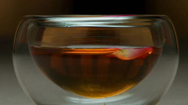 Крупним планом чашка чаю і м'яти на дерев'яними тлі. Стакан гарячого чаю крупним планом. Чаша китайського чаю екстремальних крупним планом — стокове фото