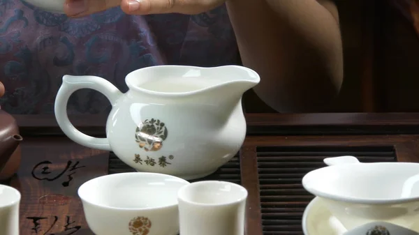Крупный стол для чайной церемонии посуды и бамбука. Китайская чайная церемония. Японский чай — стоковое фото