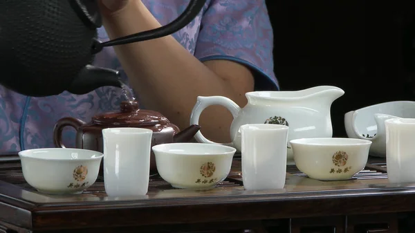 Table close-up pour les ustensiles de cérémonie du thé et le bambou. Cérémonie du thé chinois. Cérémonie japonaise du thé — Photo