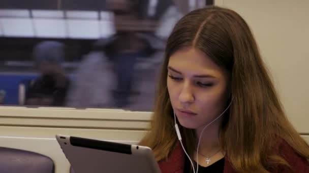 Junge Geschäftsfrau reist Zug Tablet-Computer. Junge Frau in U-Bahn arbeitet am Tablet — Stockvideo