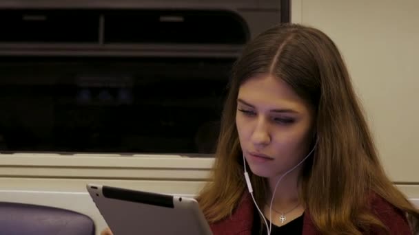 Junge Geschäftsfrau reist Zug Tablet-Computer. Junge Frau in U-Bahn arbeitet am Tablet — Stockvideo