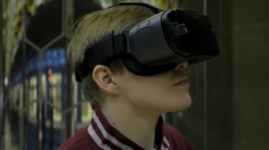 Sanal gerçeklik gözlük kullanan genç adam. Teknoloji, oyun ve eğlence kavramı. 3d gözlük genç adam. Vr gözlüklü genç adam