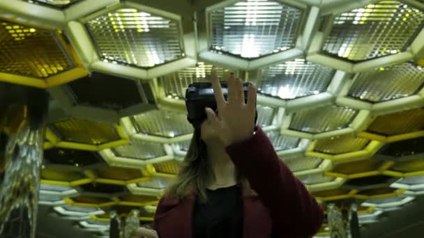 Virtuell verklighet, 3d-teknik, cyberrymden, vetenskap och människor koncept - glad ung kvinna i 3d-glasögon. Ung kvinna i en Vr-glasögon på abstrakt bakgrund — Stockvideo